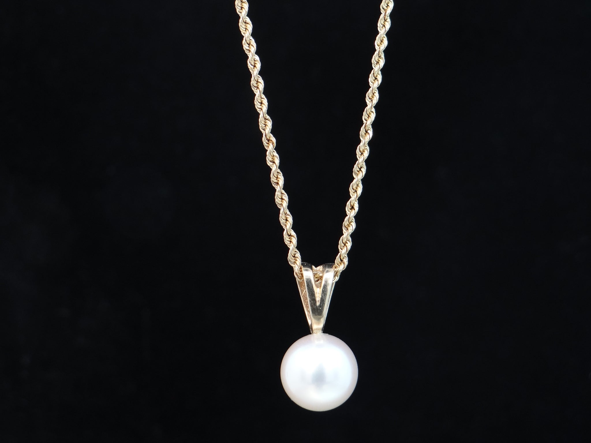 Solitaire Pearl Necklace